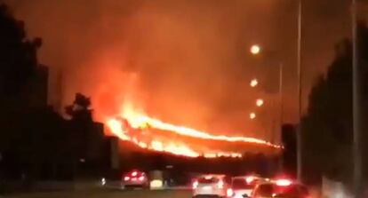 Fotograma d'un vídeo de l'incendi declarat aquesta nit a Pollença.