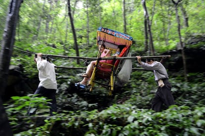 Porteadores en Zhangjiajie, un impresionante espacio natural declarado patrimonio mundial por la Unesco en 1992 y geoparque global en 2004.