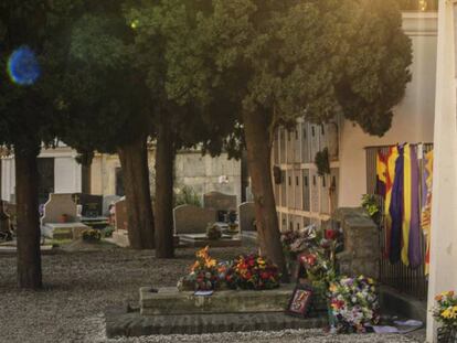 Cementerio de Collioure con la tumba de Antonio Machado adornada con flores y banderas republicanas. Vicens Giménez 