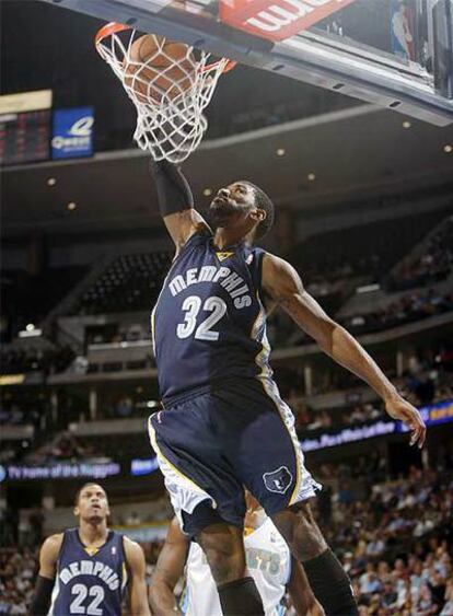 El jugador de los Grizzlies, O.J. Mayo, hace un mate durante el partido ante Denver.