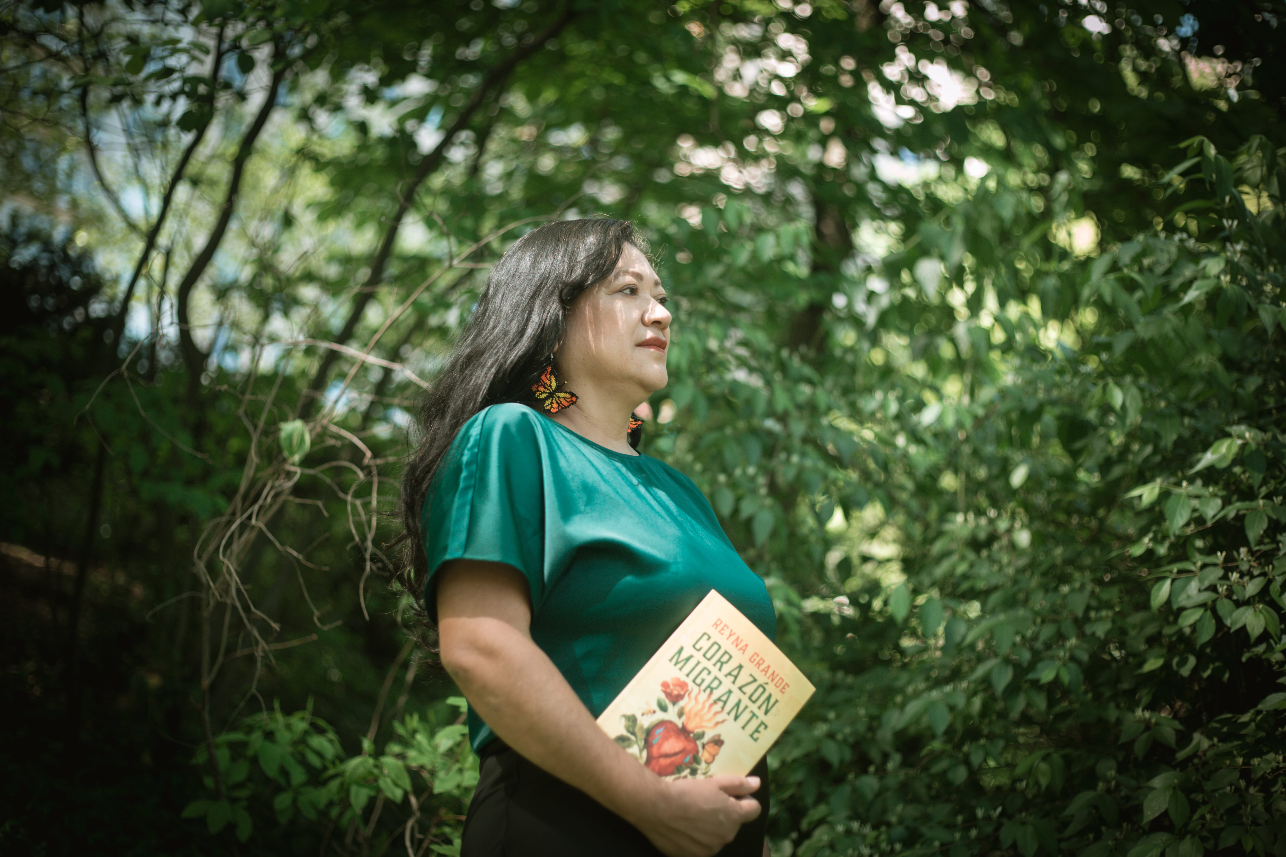 La escritora Reyna Grande fotografiada en Central Park, Nueva York, con su nuevo libro, 'Corazón migrante'.
