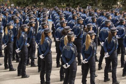 Agentes en los actos de celebracion del patrón de la Policía Local de Madrid este lunes en el parque del Retiro.