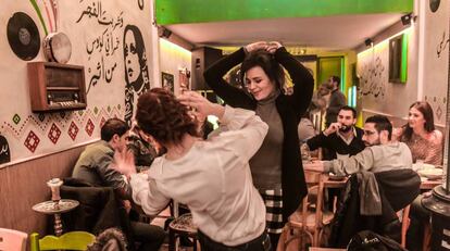 Jóvenes sirias bailan el pasado fin de semana en un bar de Damasco.