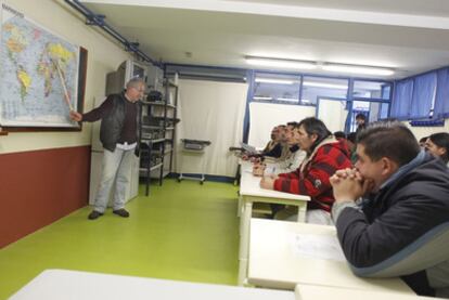 Presos del módulo de drogodependientes, en el aula de la prisión de A Lama.