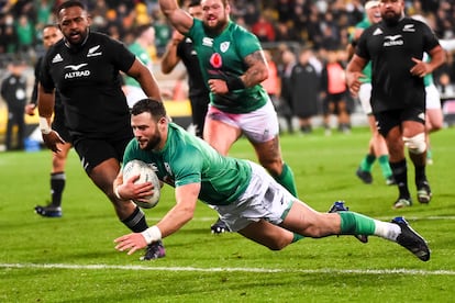 Garry Ringrose de Irlanda, durante el duelo ante los All Blacks.