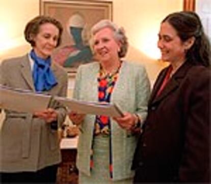 Pilar de Borbón, en el centro, Julia Sharp (a la izquierda) y Sonia Riera en la presentación del informe.
