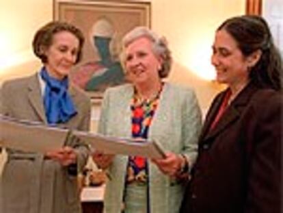 Pilar de Borbón, en el centro, Julia Sharp (a la izquierda) y Sonia Riera en la presentación del informe.