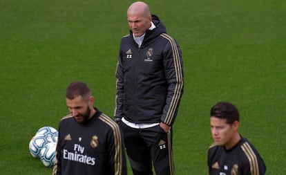 Zidane observa a Benzema y James durante el último entrenamiento del Madrid.
