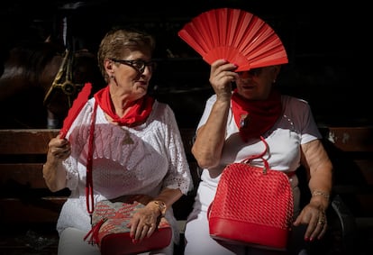 Dos mujeres utilizan abanicos para protegerse del calor, este lunes en Pamplona.
