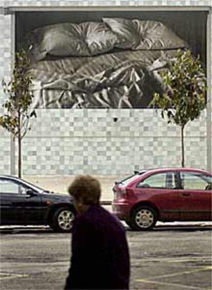 Valla con la obra de Félix González-Torres, en una calle de Castellón.