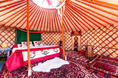 Els mongols nòmades passen la nit en tendes conegudes com a iurtes. Una d'aquestes construccions tradicionals s'ha traslladat a Andalusia i permet als hostes sentir l'experiència de dormir sota els estels.