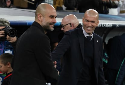 Guardiola y Zidane se saludan al inicio del Real Madrid-Manchester City de febrero en el Bernabéu.