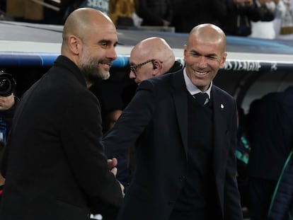 Guardiola y Zidane se saludan al inicio del Real Madrid-Manchester City de febrero en el Bernabéu.