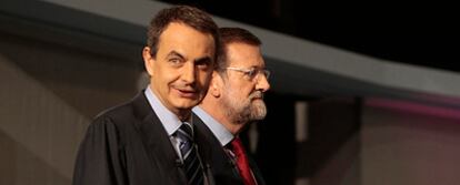 José Luis Rodríguez Zapatero (izquierda) y Mariano Rajoy, en el plató en el que se celebró el segundo debate electoral.