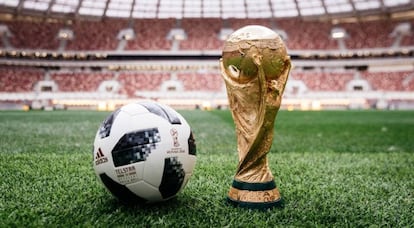 El balón del Mundial de Rusia junto a la Copa del Mundo.