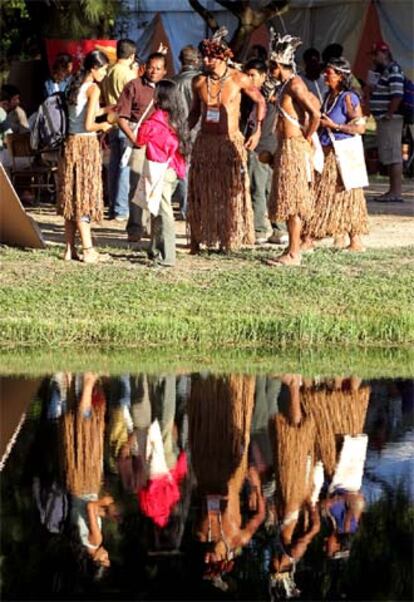 Indios brasileños del Estado de Bahía charlan con extranjeros ayer en Porto Alegre.