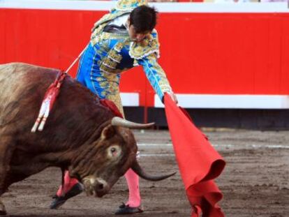 Miguel Ángel Perera torea a 'Hechicero' este jueves en la plaza de Vista Alegre, en Bilbao. 