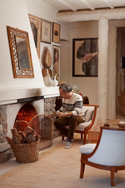 Las casas que albergan la cocina-comedor o el salón más social del complejo, donde vemos a Lorenzo encendiendo la chimenea, tienen un estilo liviano y neutro.