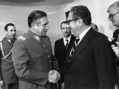 Augusto Pinochet y Henry Kissinger estrechan manos durante una reunión en Santiago (Chile), en 1976.