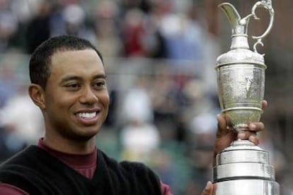 Tiger Woods, con el trofeo que le distingue como ganador del Británico de 2005.