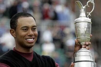 Tiger Woods, con el trofeo que le distingue como ganador del Británico de 2005.