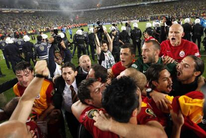 Los jugadores del Galatasaray se abrazan tras conseguir el título de Liga.