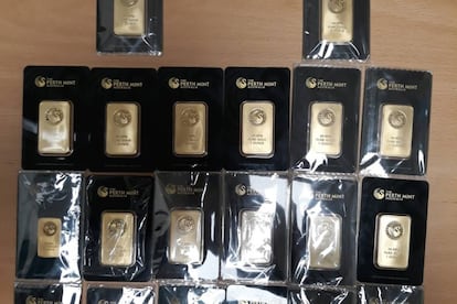 El lote de lingotes de oro falsos aprehendidos por los agentes en Ciudad Lineal (Madrid).