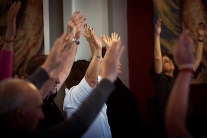 El taller utiliza la danza como herramienta para mejorar la coordinación.