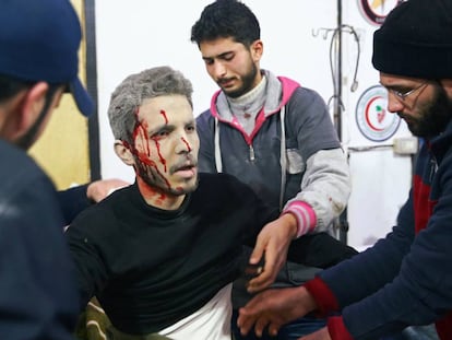 Un herido es atendido por sanitarios en Damasco.