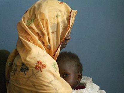 Amina Lawal y su hija, Wasila, antes de conocer el veredicto.