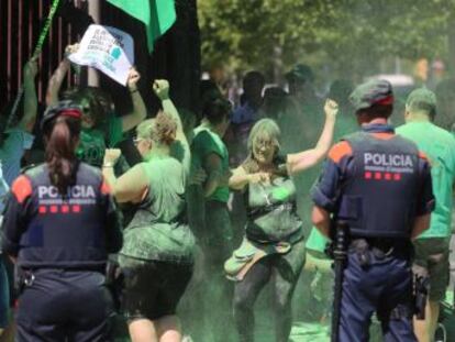 Los miembros de la plataforma ciudadana han aprovechado la visita del candidato popular en Barcelona para reclamar que se actúe contra los desahucios