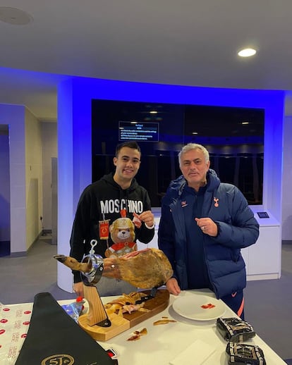 La imagen la subió el propio Jose Mourinho a su cuenta de Instagram, con 1,2 millones de seguidores. “Una promesa es una promesa. Me ha costado 500 libras [560 euros], pero yo mantengo mi promesa”, escribió el entrenador del Tottenham, etiquetando al canterano del Real Madrid Sergio Reguilón. Lo prometido, como se aprecia en la fotografía, era un jamón español de 5Jotas, que acompañó de unos picos de Obando, los que utiliza también la marca de ibéricos del grupo Osborne. La instantánea de Mourinho recibió cerca de 400.000 me gusta, y más de 4.500 comentarios.