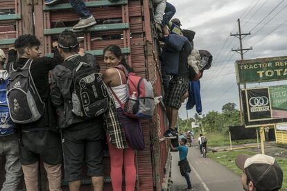 Os migrantes atravessaram a América Central a pé, em ônibus ou viajando de carona em caminhões de carga para chegar à fronteira entre a Guatemala e o México.