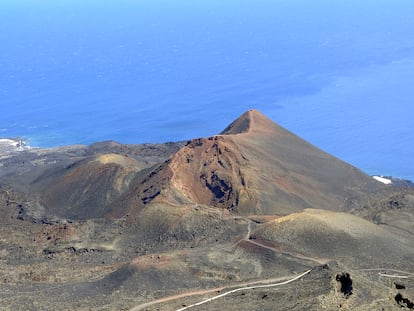 Vista del volcán de Teneguía cerca de Cumbre Vieja, zona al sur de La Palma donde se ha registrado la actividad sísmica.