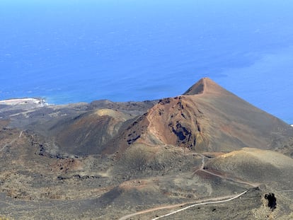 Vista do vulcão Teneguía, perto de CumbreVieja, uma área ao sul de La Palma onde foi registrada a atividade sísmica.