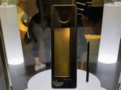 Un teléfono inteligente Simon, el primero de su clase, expuesto en el Samsung Innovation Museum de Suwon, (Corea del Sur).