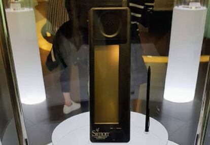 Un teléfono inteligente Simon, el primero de su clase, expuesto en el Samsung Innovation Museum de Suwon, (Corea del Sur).