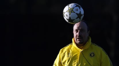 Rafael Benítez, durante el entrenamiento de su equipo en la ciudad deportiva de Cobham.