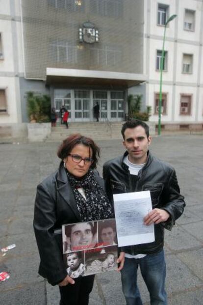 Andrés Cepas y su hermana María José delante de la Audiencia de Córdoba.