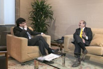 El president Carles Puigdemont, amb el cap de la patronal, Joaquim Gay de Montellà.