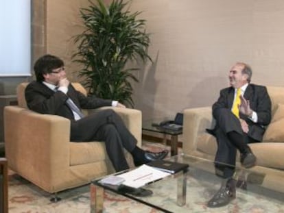 El president Carles Puigdemont, amb el cap de la patronal, Joaquim Gay de Montellà.