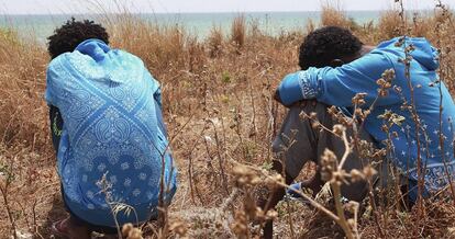 Dos eritreos supervivientes de un naufragio en el Mediterr&aacute;neo.