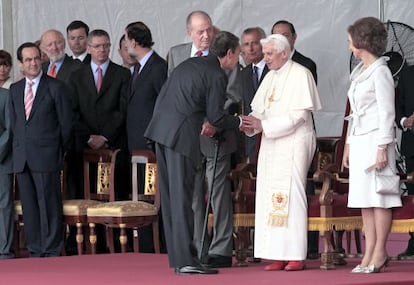 Zapatero saluda al Papa a su llegada el jueves a Barajas. 