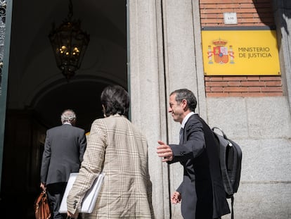 Miembros de las asociaciones judiciales y fiscales, a su llegada a la sede del Ministerio de Justicia, este martes.