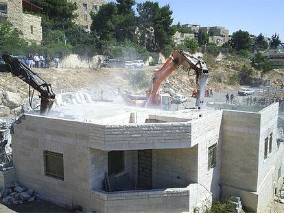 Demolición de una casa palestina el miércoles, delante de un asentamiento judío en Jerusalén Este.