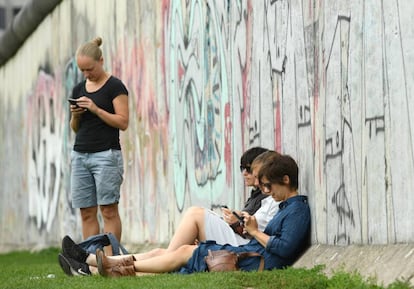 Un grupo de personas usa su móvil en Berlín, el pasado 12 de agosto.