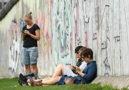 Grupo de pessoas usa smartphone em Berlim, em 12 de agosto passado.