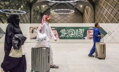 Varios pasajeros se dirigen a la salida en la estación del AVE del desierto en Yeddah, el pasado marzo.