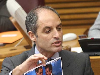 Francisco Camps muestra una foto de Zapatero con el empresario José Luis Ulibarri, imputado en la Operación Gürtel.