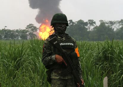 Un elemento del Ejército mexicano resguarda la zona de una explosión en Tabasco, el 7 de octubre de 2022.